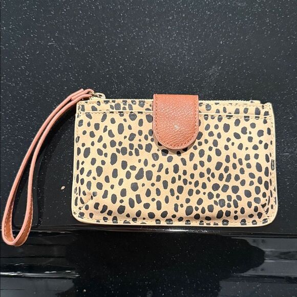 Chic Leopard Print Wristlet with Tan Accent - Picture 1 of 7